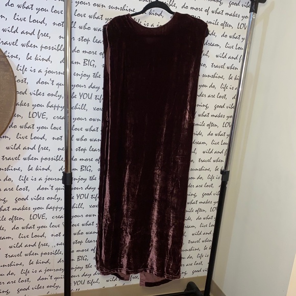 VELVET BY GRAHAM & SPENCER SLEEVELESS VELVET MIDI DRESS - Picture 5 of 12
